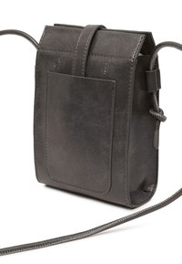 Borsa a tracolla in pelle grigio scuro con tasca frontale, chiusura a patta e tracolla regolabile su sfondo bianco.