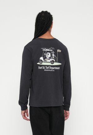 Schwarzes langärmliges Baumwoll-T-Shirt mit einem Grafikmotiv eines Skeletts in einem Golfwagen und dem Text "Surf & Turf Abteilung" auf dem Rücken.