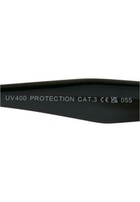 Le aste degli occhiali da sole neri mostrano in bianco la dicitura "UV400 PROTECTION CAT.3 CE UK 055", con una finitura liscia e lucida e un design curvo.