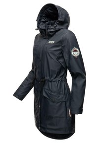 Marineblauwe waterdichte parka met een trekkoord in de taille, capuchon en zijzakken. Voorzien van een patch op de mouw en een strakke, gladde textuur.