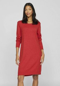 Robe en tricot rouge à manches longues et col rond. Comprend des poignets et un ourlet côtelés, offrant un ajustement détendu mais structuré.