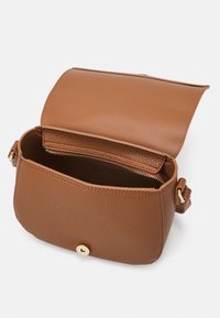 Valentino Bags SUPERMAN - Mala a tiracolo - cognac