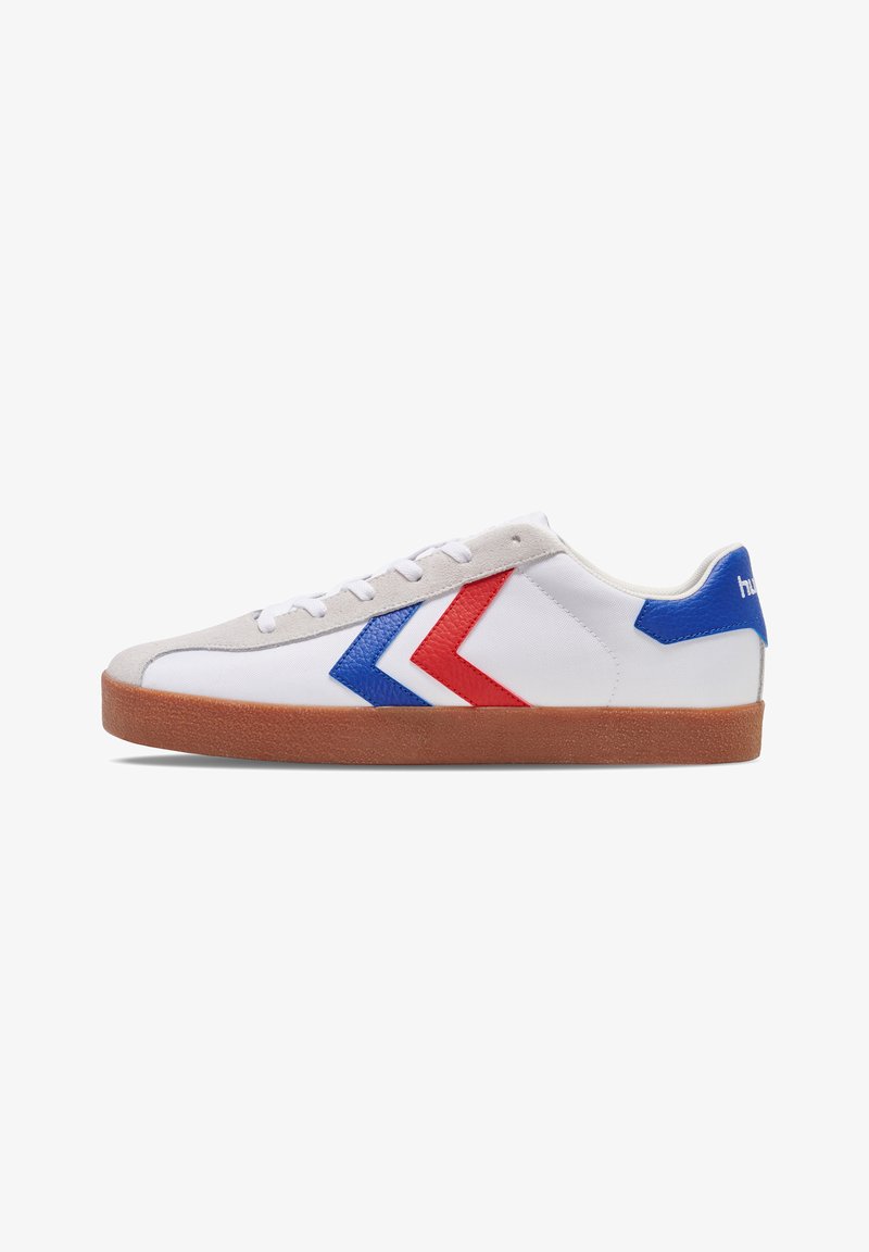Sapatilha branca com acentos em chevron vermelho e azul, biqueira em camurça cinza, atacadores brancos e sola de borracha bege. Apresenta um design texturizado.