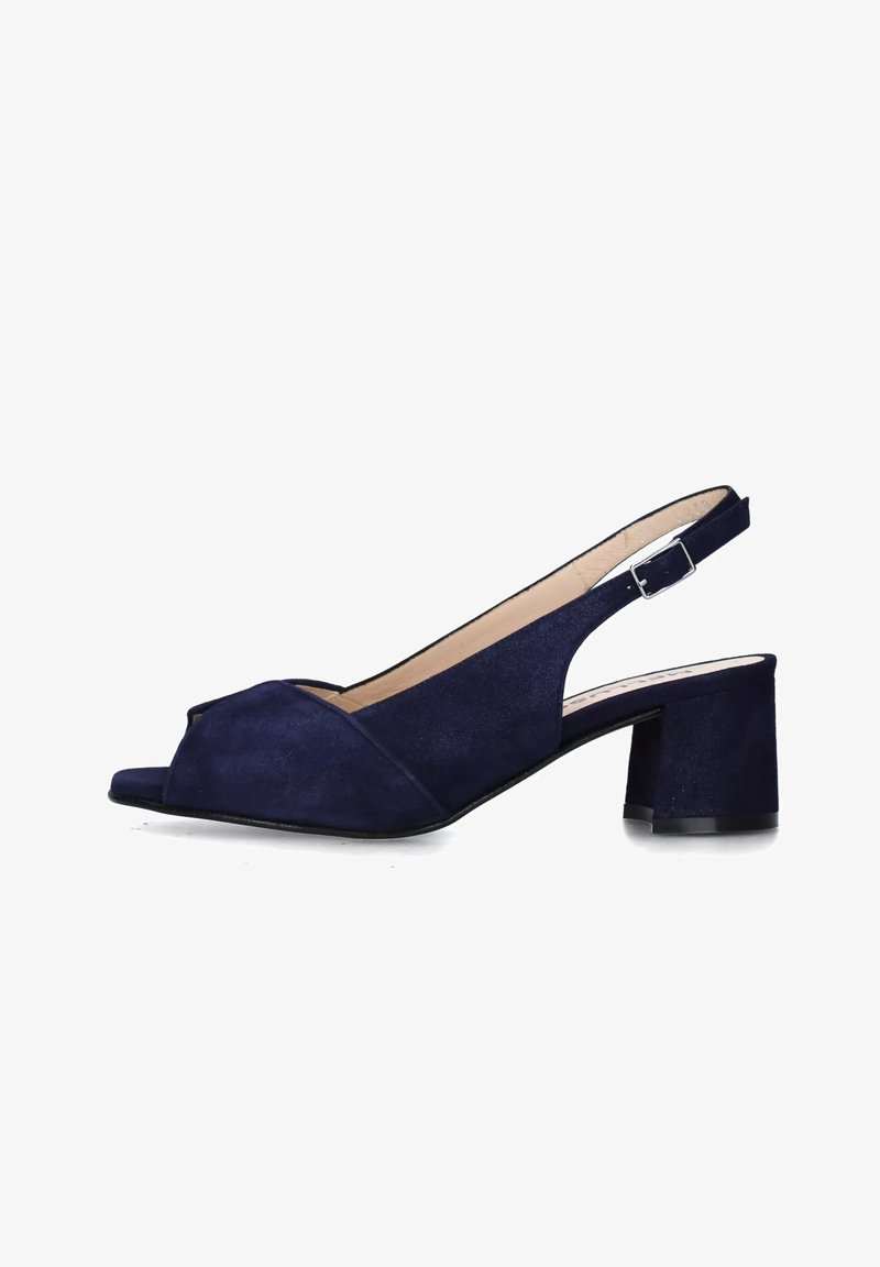 Scarpa slingback in suede blu navy con punta aperta, caratterizzata da un tacco squadrato e una cinghia alla caviglia sicura. Texture liscia con dettagli minimi.