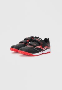 Scarpe da atletica nere con dettagli rossi, dotate di due fasce in velcro, superiore strutturato e suola in gomma con motivo per aderenza.
