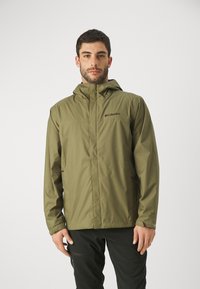 Giacca impermeabile verde oliva con cappuccio, zip davanti e rifiniture sui polsini. Presenta un logo del marchio discreto sul petto.