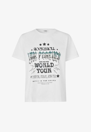 Tricou alb din bumbac cu mâneci scurte, având un imprimeu grafic în negru și turcoaz, textul incluzând „Rock & Roll Live Forever World Tour.”