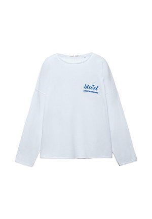 Biała koszulka z długim rękawem i okrągłym dekoltem, z niebieskim logo "Stud Streetwear Brand" na lewej piersi.