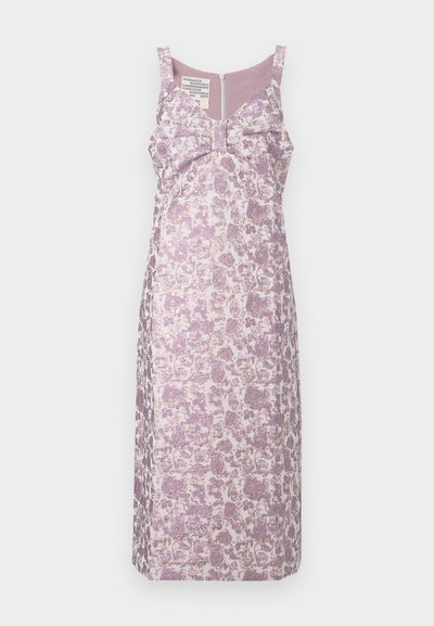 Gėlių rašto suknelė levandų ir grietinėlės spalvų, su juostele priekyje, reguliuojamomis petnešėlėmis ir užtrauktuku nugaros pusėje.