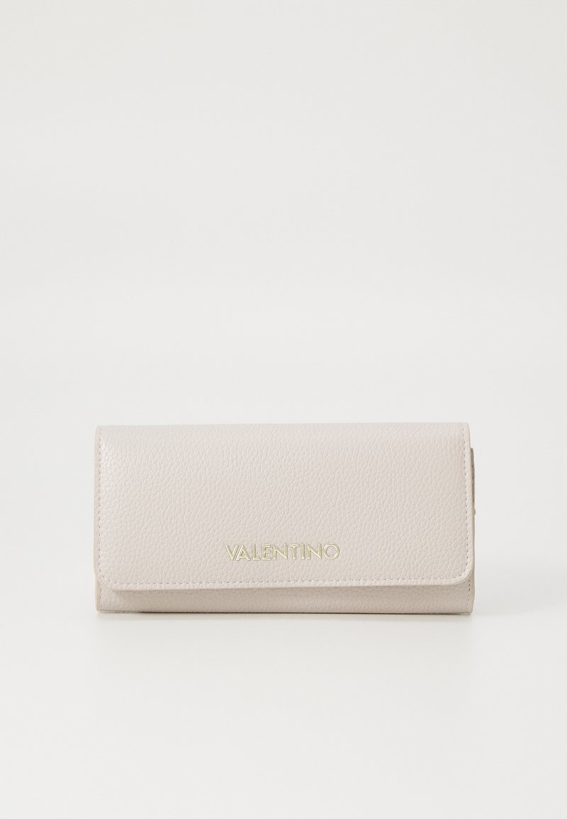 Portafoglio in pelle beige chiaro con finitura testurizzata. Presenta una chiusura a patta e il logo dorato "VALENTINO" sul fronte. Forma rettangolare compatta.
