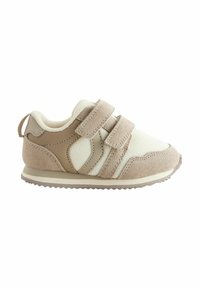 Beżowe i kremowe sneakersy z teksturowaną cholewką, zamszowymi akcentami i dwoma paskami na rzepy. Gumowa podeszwa z wypustkami w układzie zygzakowym.