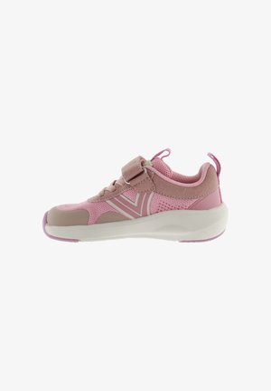 Scarpa da ginnastica per bambini rosa e beige con tessuto in mesh, cinturino in Velcro, linguette sul tallone e sulla linguetta, e suola bianca su sfondo bianco.