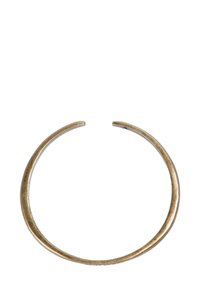 Pulsera de metal dorado con un acabado suave y pulido y un diseño minimalista, que presenta una forma ligeramente abierta.