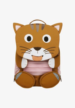 Brauner rucksack in Katzenform mit großen Augen, herausgestreckter Zunge und rosa Akzenten. Strukturierter Stoff mit grauen Beschlägen und Reißverschlusstaschen.