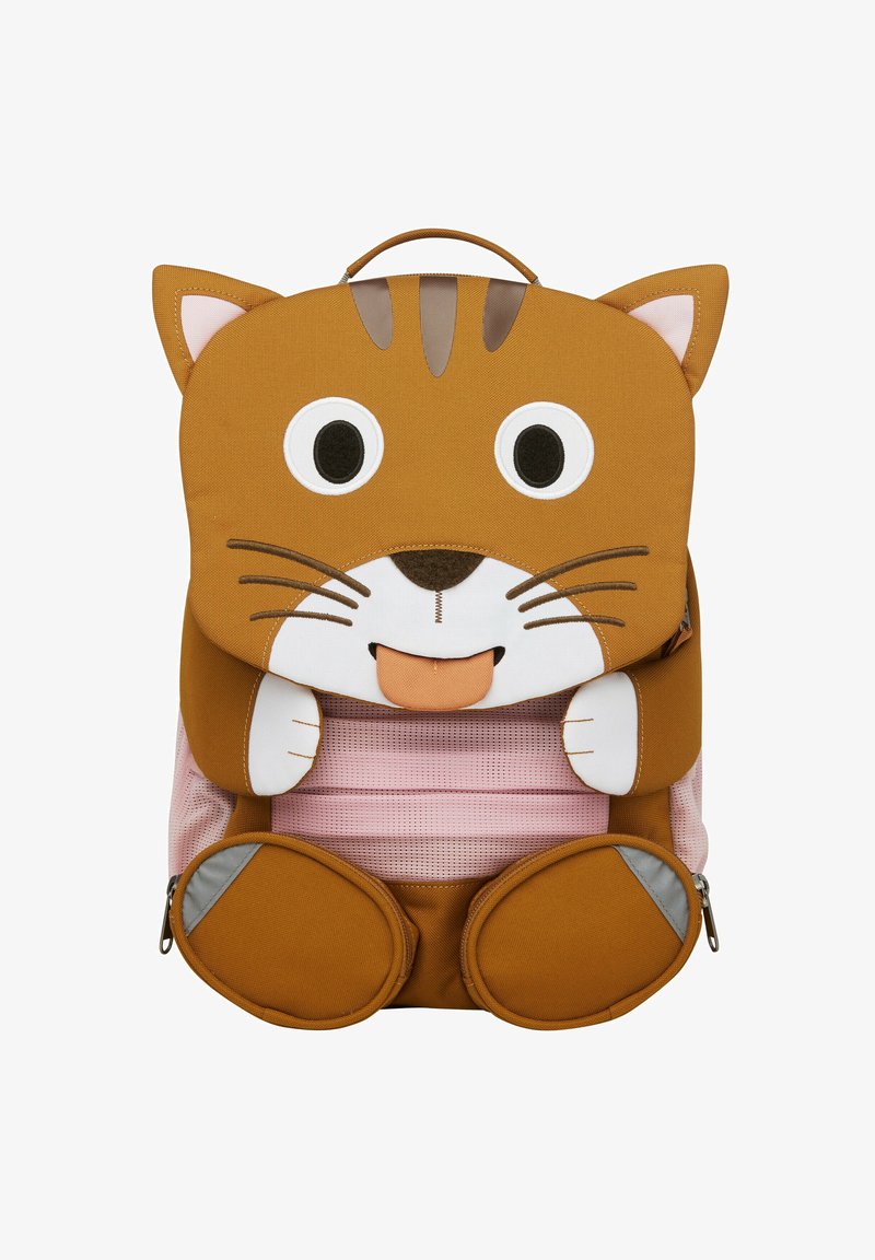 Brauner rucksack in Katzenform mit großen Augen, herausgestreckter Zunge und rosa Akzenten. Strukturierter Stoff mit grauen Beschlägen und Reißverschlusstaschen.