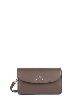 Sac bandoulière en cuir marron avec fermeture à rabat et logo en forme de cœur doré ainsi que ferrures sur fond blanc.