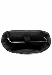 Borsa nera con un rivestimento testurizzato e impermeabile. L'interno presenta un rivestimento chiaro, un divisore regolabile e una chiusura superiore sicura.