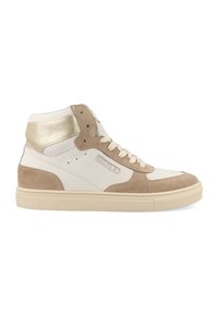 Hoogtop sneakers met witte leren en tan suede, een gouden accent op de enkel, en een beige rubberen zool met ronde veters.