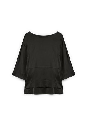 Løs sort satinbluse med vide ærmer og en lagdelt kant, med en bred rund halsudskæring.