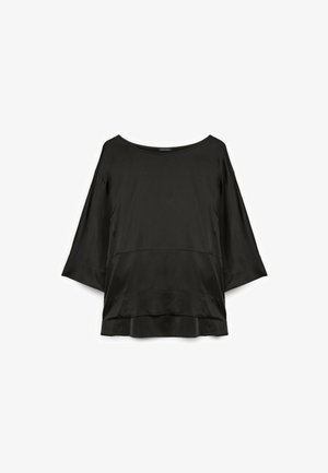 Losse zwarte satijnen blouse met brede mouwen en een gelaagde zoom, voorzien van een brede ronde halslijn.