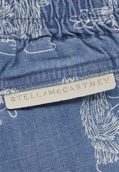 Tessuto blu con un leggero motivo floreale. Presenta una cintura elastica cucita e un'etichetta tessuta che recita "STELLA McCARTNEY."