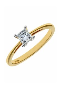 Zlatý prsteň s hladkým pásikom, ktorý má výrazný diamant v princeznovskom brúsení držený štyrmi pazúrmi v striebornej obrúčke.