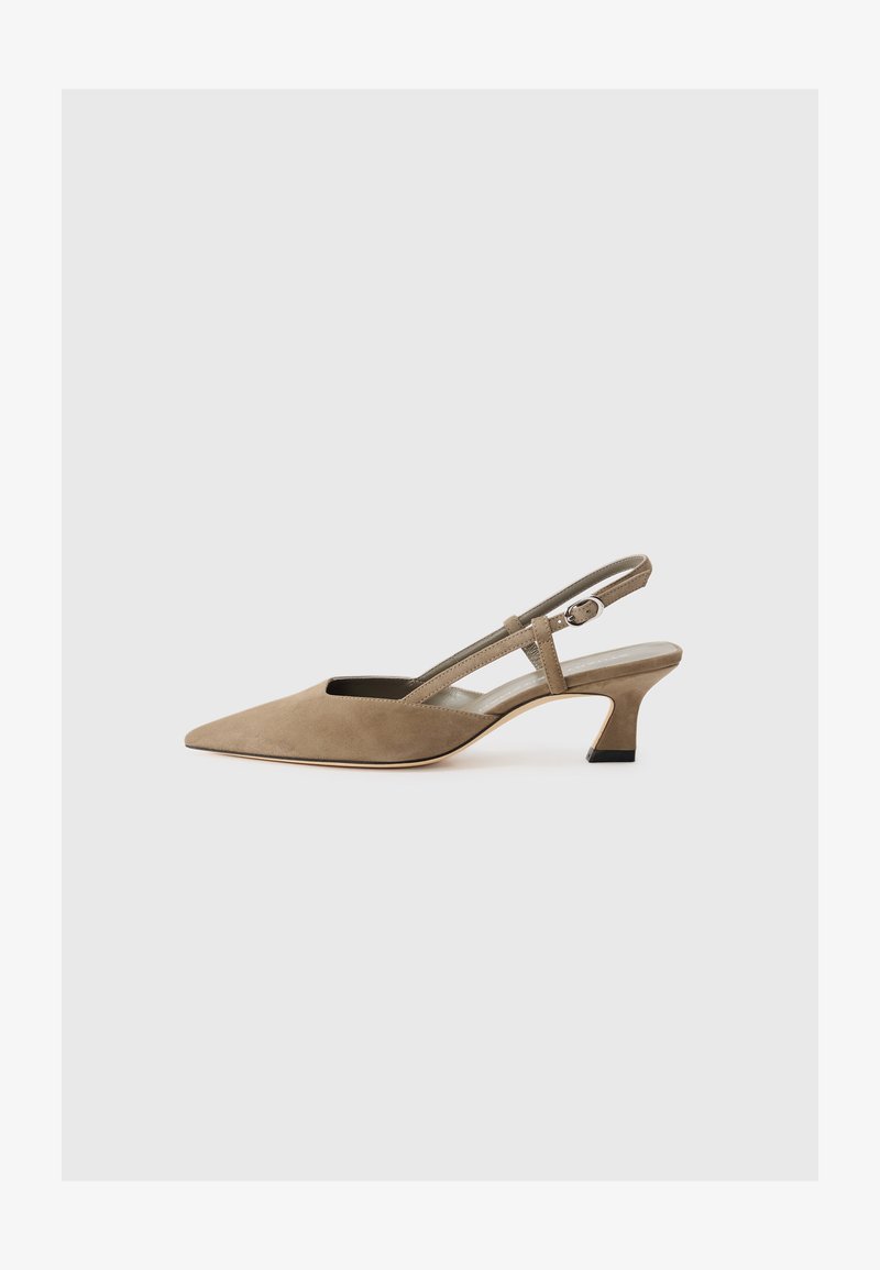 Μπεζ σουέντ παπούτσια slingback με αιχμηρή μύτη, μεσαίο τακούνι και ρυθμιζόμενο λουράκι για ασφαλή εφαρμογή.