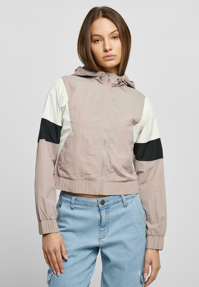 Lättviktskort jacka med huva, dragkedjestängning och flerfärgad design i ljusrosa, vitt och svart. Strukturerad tyg med elastiska manschetter.