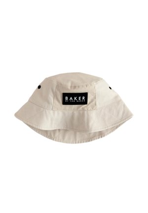 Beżowy kapelusz typu bucket z szerokim rondem i czarną prostokątną metką z napisem "Baker by Ted Baker" z przodu na środku.