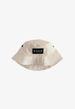 Beżowy kapelusz typu bucket z szerokim rondem i czarną prostokątną metką z napisem "Baker by Ted Baker" z przodu na środku.