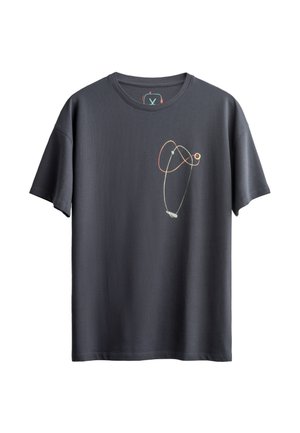 Donkergrijze katoenen t-shirt met een ronde hals. Het heeft een eenvoudig, abstract lijnontwerp in lichte kleuren op de voorkant. Korte mouwen.