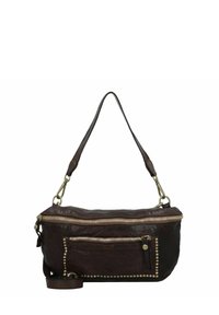 Bruine leren schoudertas met een ritssluiting, voorzien van een voorvak, goudkleurige studs langs de rand en een enkele schouderband.