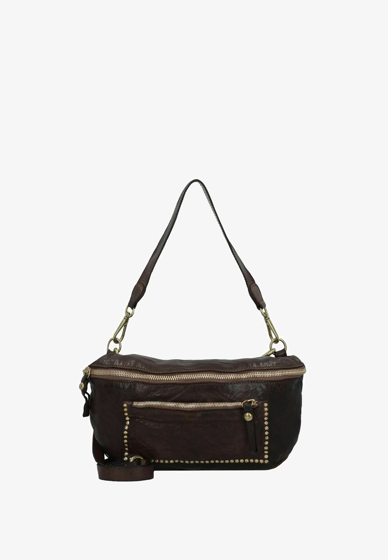 Bruine leren schoudertas met een ritssluiting, voorzien van een voorvak, goudkleurige studs langs de rand en een enkele schouderband.