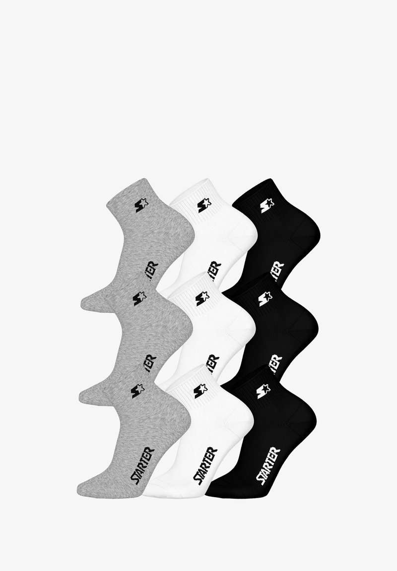 Tre par crew-sokker i grå, hvid og sort, hver med ribbede manchetter og et broderet logo med teksten "STARTER."