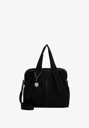 Borsa tote nera con due manici, una tracolla staccabile, chiusura con zip e una catena decorativa con un'etichetta rotonda. Tessuto liscio.