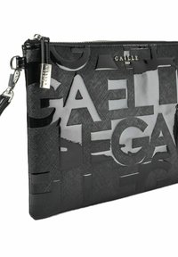 Borsa a pochette nera con superficie testurizzata e lettere in rilievo lucido. Include una chiusura con zip e una tracolla removibile.