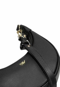 Černá texturovaná kožená kabelka se zlatým klipem, kováním a malým logem na předním popruhu.