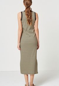 Gestreiftes Maxikleid mit gerippter Textur, ärmellosem Design und figurbetonter Silhouette. Die Farben umfassen olivgrün, beige und schwarze Streifen.