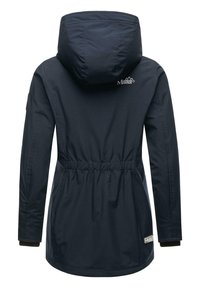 Chaqueta impermeable azul marino con capucha, cintura ajustada, puños elásticos y logo en la parte superior de la espalda. Tejido suave y duradero con un diseño minimalista.