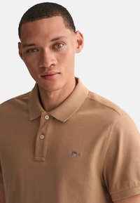 GANT REG SHIELD PLUS SIZE - Poloshirt - warm khaki
