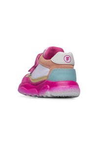 Scarpe sportive per bambini con una tomaia bianca e rosa, dettagli in suede, tallone turchese e suola texturizzata, dotate di una fascia a strappo e un dettaglio logo.