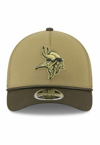 Beige Kappe mit grünem Schirm, ausgestattet mit einem gestickten Wikinger-Logo in Schwarz und Gelb. Hergestellt aus glattem Stoff mit einer strukturierten Form.