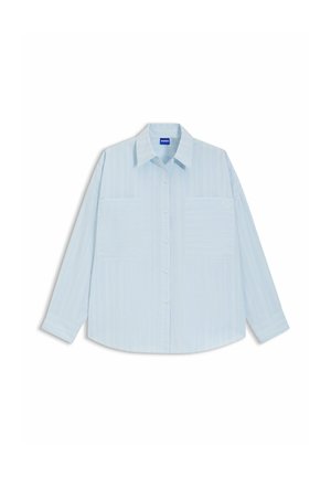 Camicia a righe azzurro chiaro con maniche lunghe, bottoni sul davanti, due tasche sul petto e orlo arrotondato. Realizzata in tessuto liscio.