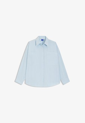 Vaaleansininen pitkähihainen raitapaita, jossa on nappikiinnitys edessä, kaksi rintataskua ja pyöristetty helma. Valmistettu sileästä kankaasta.