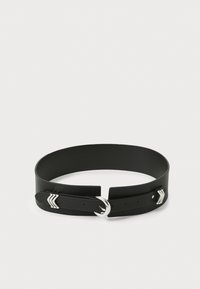 Cinturón de cuero negro con una banda ancha, acentos plateados y una hebilla circular. Presenta una única pua y múltiples ajustes de agujero.