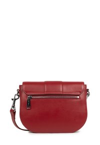 Borsa a tracolla rossa in pelle con tasca frontale con zip argentata e tracolla staccabile con ganci metallici su sfondo bianco.