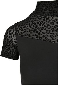 Top negro de manga corta con malla transparente de estampado de leopardo en las mangas, parte superior del pecho y cuello alto.