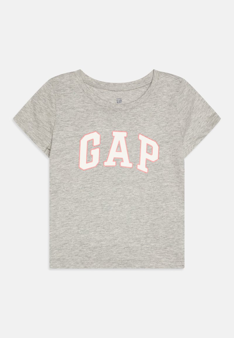 Pilkos spalvos medvilninė trumpa rankovė T sortas su apvaliu kaklu ir baltu bei rožiniu "GAP" logotipu, pasižymintis klasikinio fit ir minkšta tekstūra.