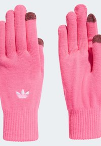Lyserøde strikkede handsker med brune spidser, der har ribbede manchetter og et hvidt logo på håndleddet. Glat tekstur, designet til varme og funktionalitet.