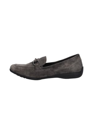 Mocassin en daim gris avec une boucle métallique décorative et une semelle noire, présenté de profil sur fond blanc.
